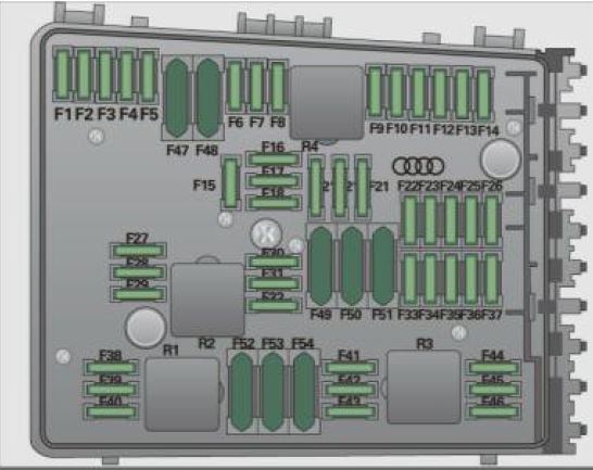 Caixa de fusíveis do motor Audi A3 8P com 30 fusíveis.