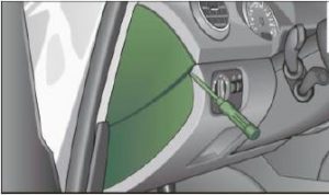 Remoção da tampa do painel para acessar fusíveis do Audi A3 8P.