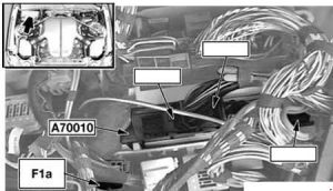 Fusível do compartimento do motor para o motor S85, vista lateral.