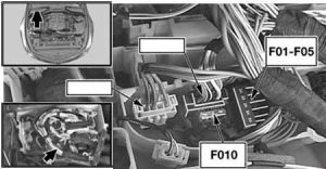 Fusível no compartimento do motor para veículos equipados com motor N52.