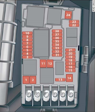 Esquema da caixa de fusíveis do compartimento do motor, incluindo tampa da bagageira.