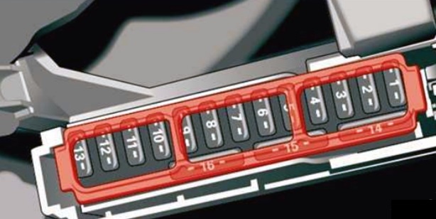 Esquema detalhado dos fusíveis no painel de instrumentos do veículo.