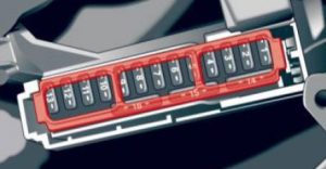 Atribuição de fusíveis no painel de instrumentos do lado do motorista.