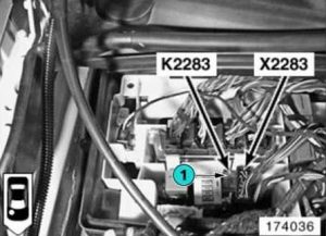 Fusíveis e relés do compartimento do motor, incluindo relés da bomba.