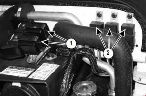 Localização dos fusíveis e relés no compartimento do motor da escavadeira.