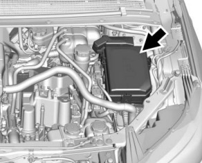 Localização da caixa de fusíveis do Chevrolet Volt (2016-2019) no compartimento do motor.