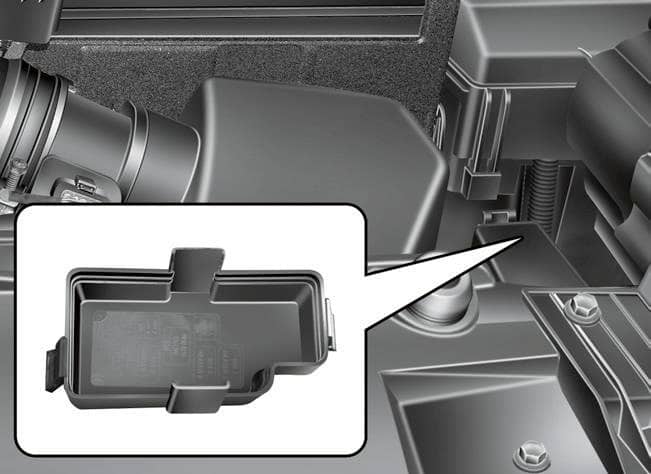 Caixa de fusíveis adicional instalada em modelos com motor Diesel.