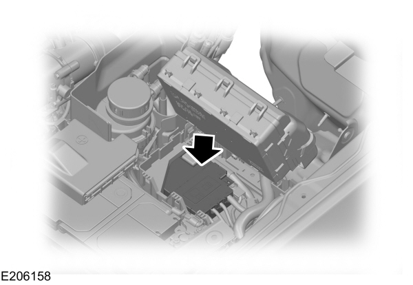 Diagrama do fusível auxiliar de alta corrente no compartimento do motor.