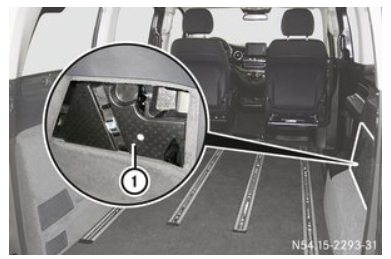 Localização da caixa de fusíveis na parte traseira do compartimento do motor.