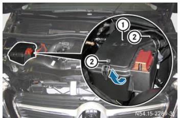 Localização da caixa de fusíveis no compartimento do motor do Mercedes-Benz Vito III W447.