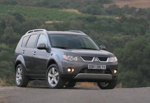 Mitsubishi Outlander XL (2007-2012) – caixa de fusíveis