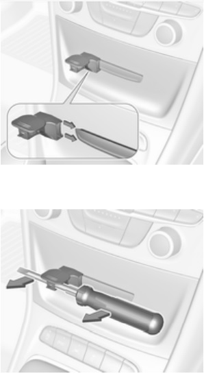 Remoção da tampa do fusível do painel com adaptador e chave de fendas.