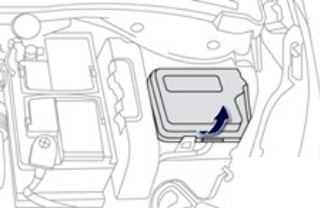 Caixa de fusíveis no compartimento do motor, perto da bateria.