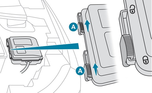 Caixa de fusíveis do motor, com fusível para espelhos rebatíveis.