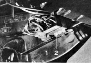 Relés adicionais sob o painel de instrumentos do Tipo 1 com AC.