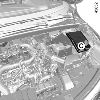 Caixa de fusíveis no compartimento do motor, modelos 2019-2022.