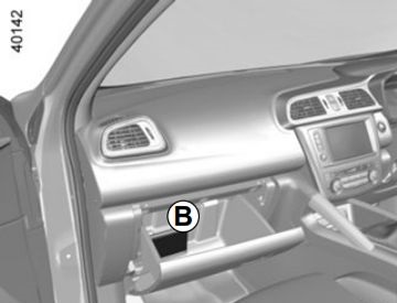 Caixa de fusíveis nº 1 no compartimento de passageiros para veículos com volante à direita.