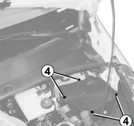 Desapertando parafusos para acessar a caixa de fusíveis do motor.