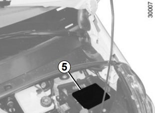 Unidade de fusíveis do compartimento do motor virada para acesso.