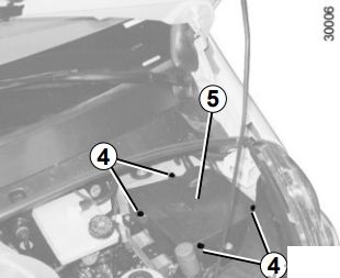 Apertando parafusos para fechar a unidade de fusíveis do motor.