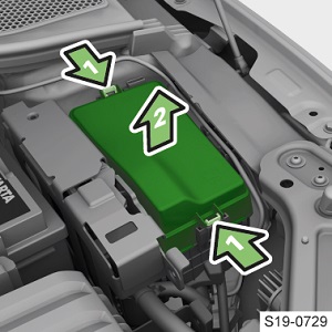 Visão geral da caixa de fusíveis localizada no compartimento do motor.