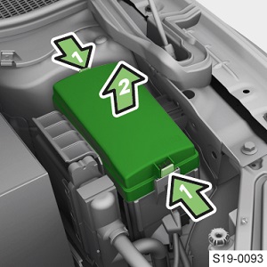 Fusíveis adicionais sob o porta-luvas para veículos com volante à direita.