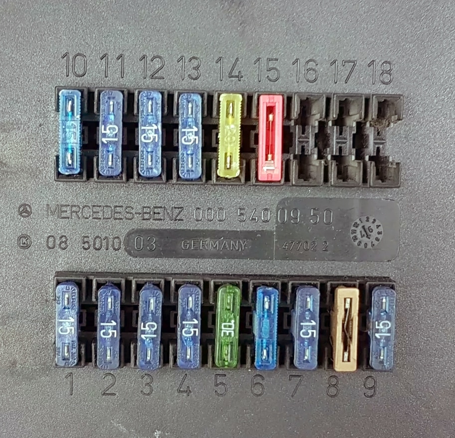 Detalhe da caixa de fusíveis do painel de instrumentos, sob o tubo de direção.