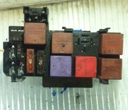 Vista detalhada da unidade no compartimento do motor, opção 1.
