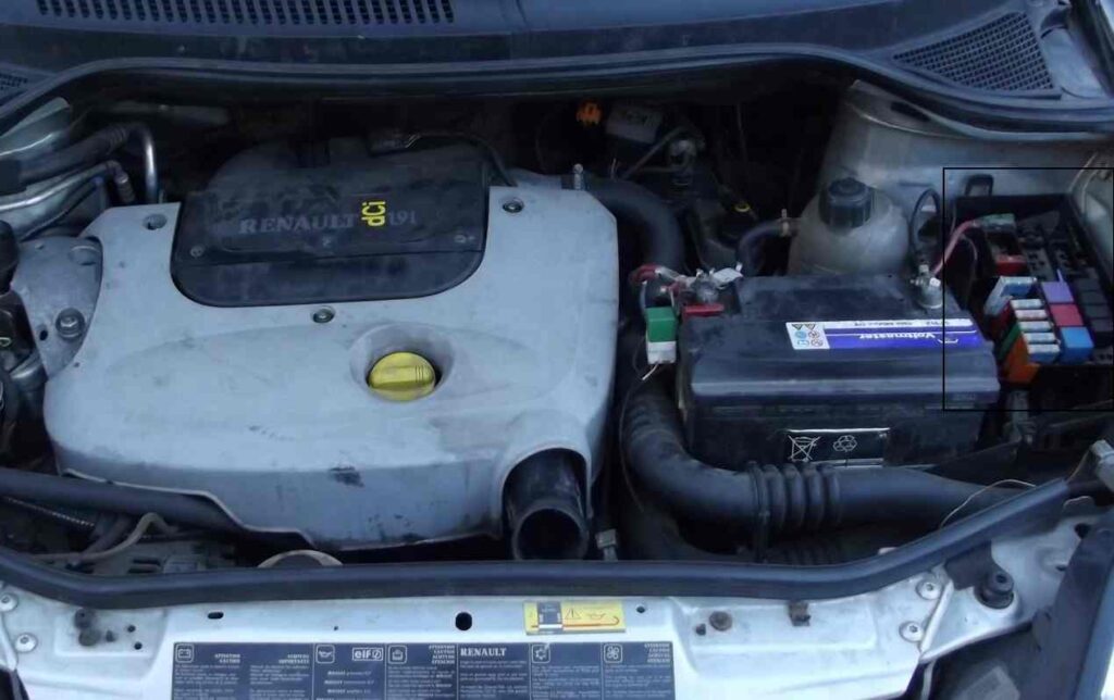 Unidade de controle eletrônico no compartimento do motor, ao lado da bateria.