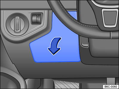 Interior do veículo com volante à direita e porta-luvas aberto.